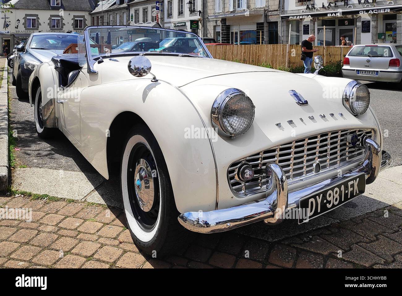 Huelgoat, France - 22 août 2023 : White Triumph TR3A, une voiture de sport britannique produite entre 1955 et 1962 par la Standard-Triumph Motor Company of Co Banque D'Images