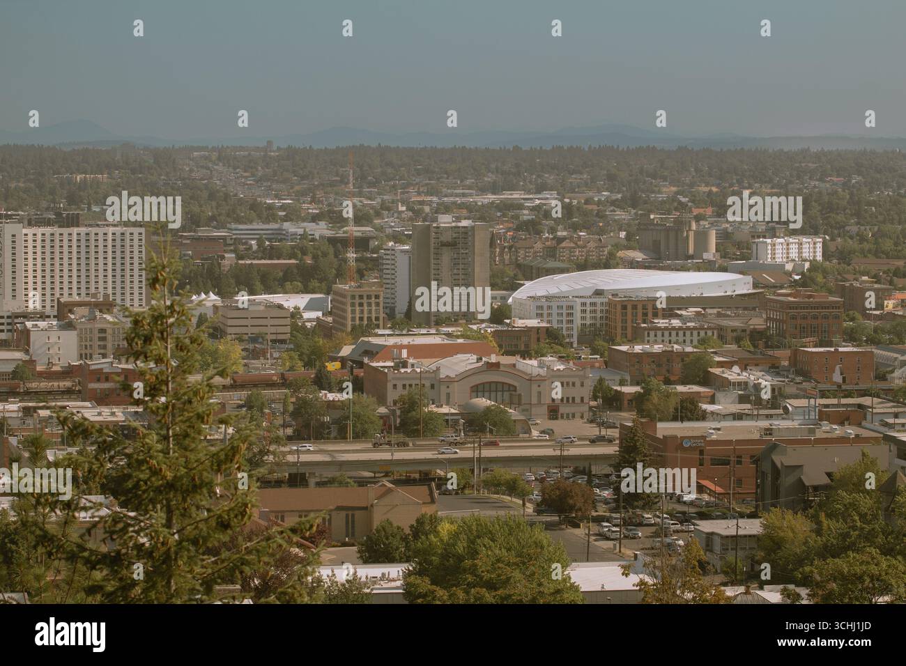 Vue sur le centre-ville depuis Edwidge Woldson Park à Spokane, Washington. Banque D'Images