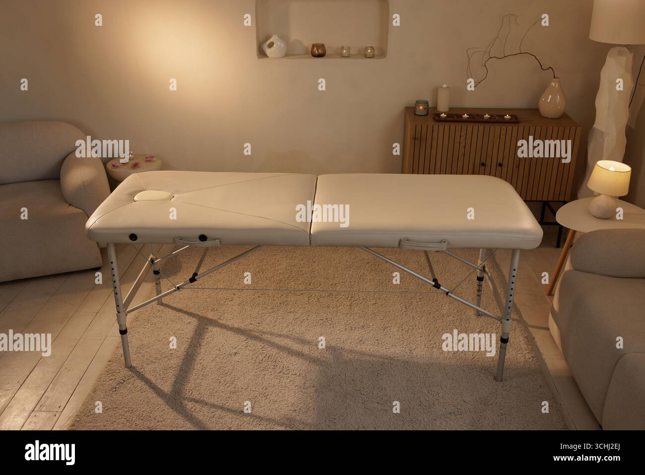 Table de massage dans un intérieur moderne serein, parfait pour les soins de spa, les séances de bien-être et la thérapie de relaxation Banque D'Images