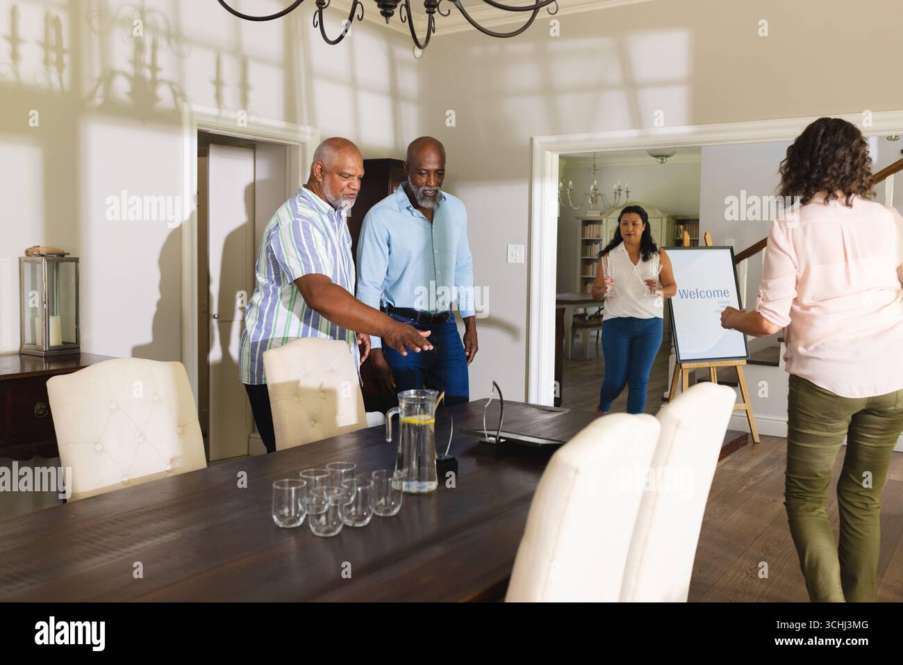 Hommes seniors se préparant à une réunion à la maison, discutant des plans avec leurs collègues Banque D'Images