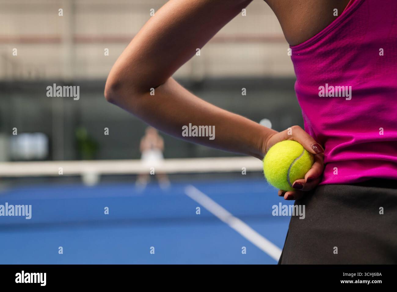 Divers adversaires féminins tenant la balle de tennis prêt à servir sur le filet sur le court, espace de copie Banque D'Images