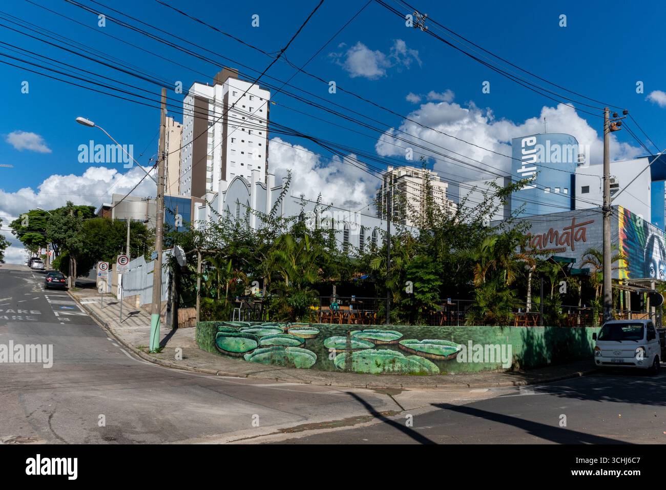 Graffiti coloré d'art de rue sur le mur urbain à Sorocaba Sao Paulo Brésil montrant le design créatif et l'expression artistique. Banque D'Images