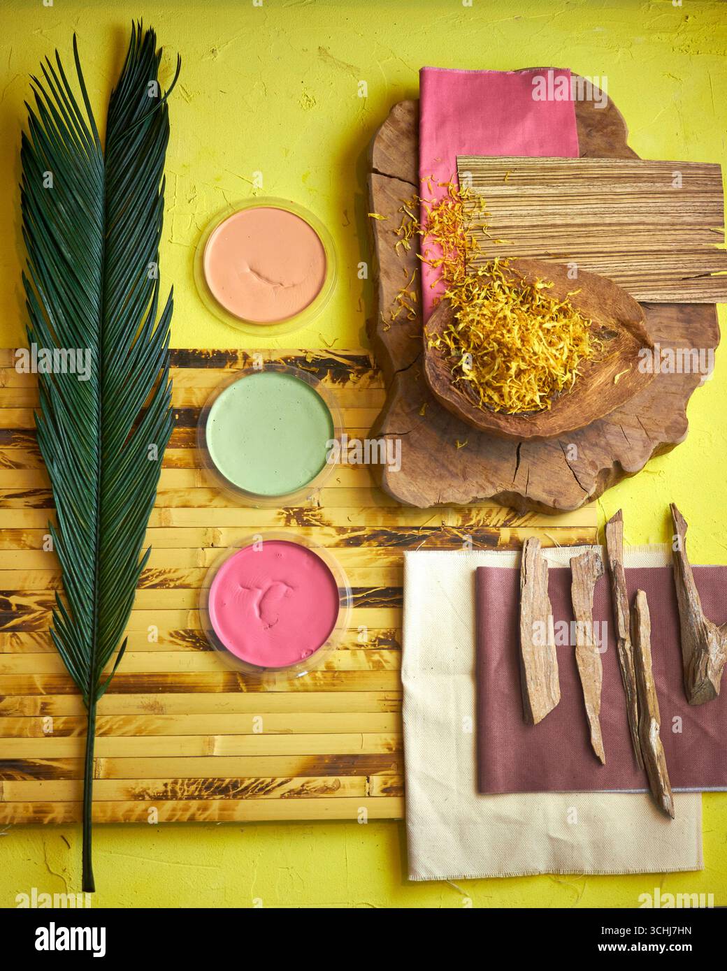 Pose à plat créative avec des matériaux naturels, des tissus, des échantillons de peinture et des plantes. Moodboard éco-inspiré parfait pour le design d'intérieur, la palette de couleurs, et L. Banque D'Images