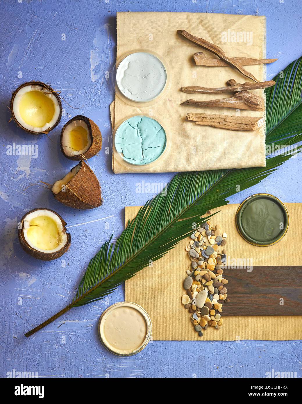 Pose à plat créative avec des matériaux naturels, des tissus, des échantillons de peinture et des plantes. Moodboard éco-inspiré parfait pour le design d'intérieur, la palette de couleurs, et L. Banque D'Images