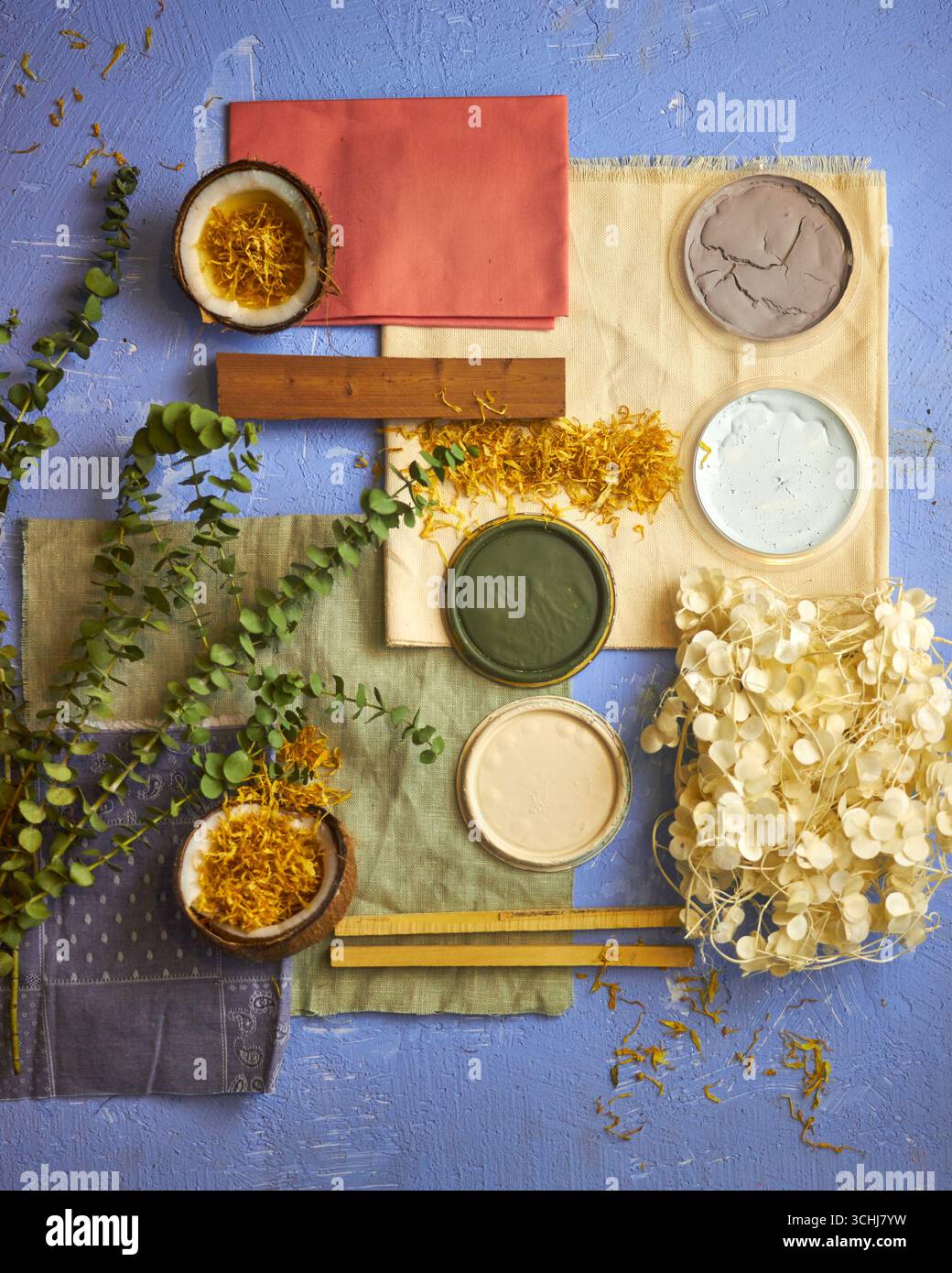 Pose à plat créative avec des matériaux naturels, des tissus, des échantillons de peinture et des plantes. Moodboard éco-inspiré parfait pour le design d'intérieur, la palette de couleurs, et L. Banque D'Images