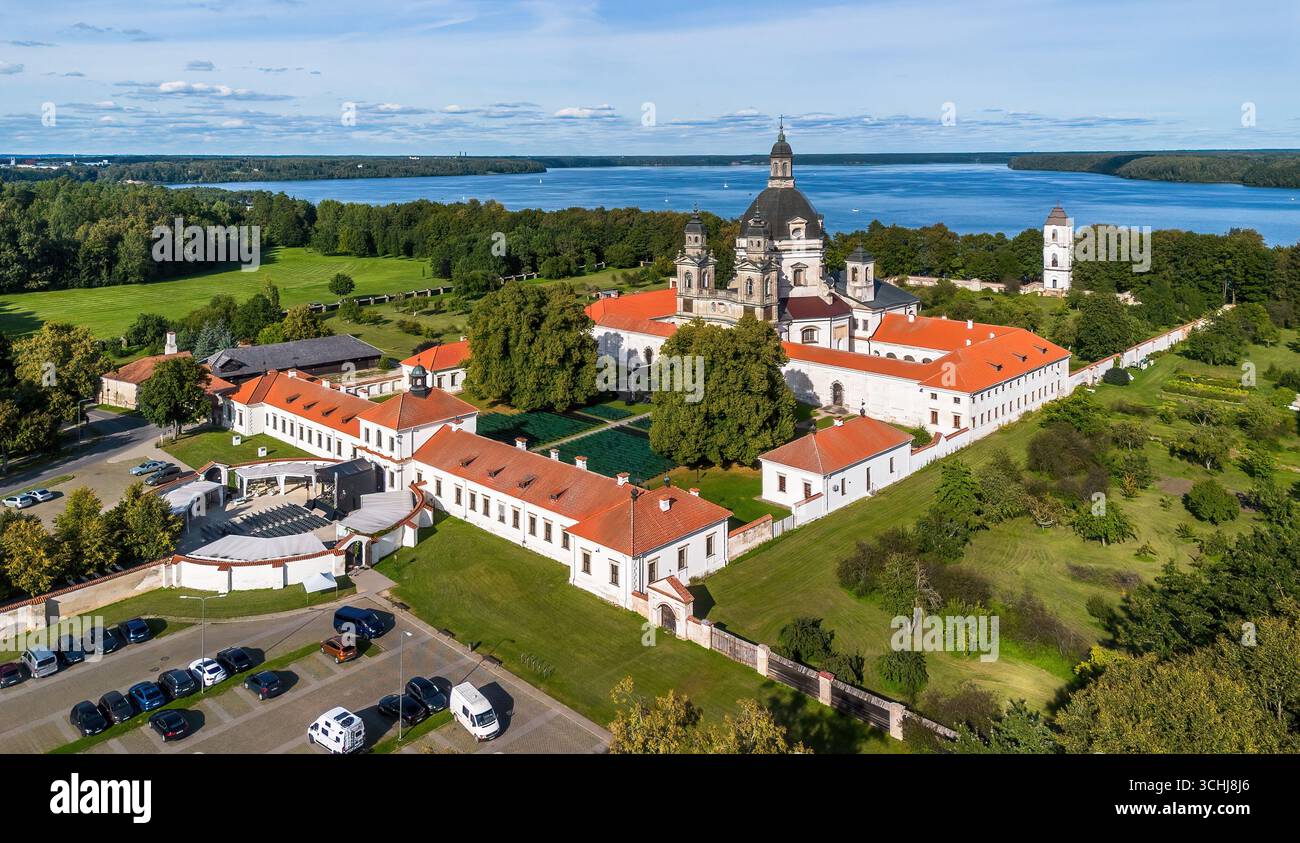 Vue aérienne du monastère de Pažaislis situé sur une péninsule dans le réservoir de Kaunas en Lituanie, un des États baltes Banque D'Images