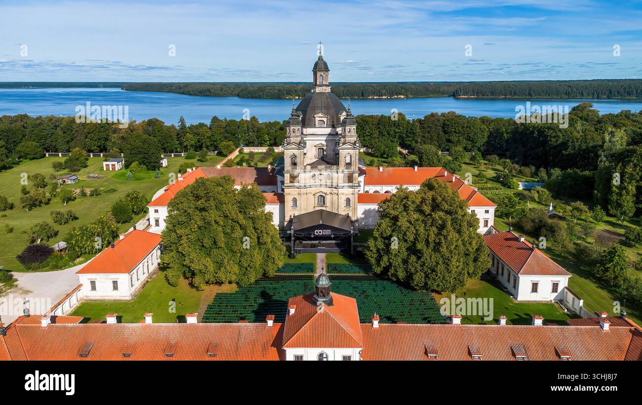 Vue aérienne de l'église de la Visitation dans le monastère de Pažaislis situé sur une péninsule dans le réservoir de Kaunas en Lituanie, l'un de la Baltique Banque D'Images