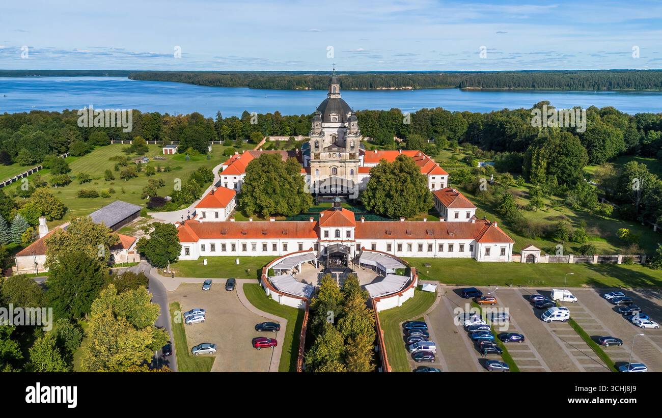 Vue aérienne du monastère de Pažaislis situé sur une péninsule dans le réservoir de Kaunas en Lituanie, un des États baltes Banque D'Images