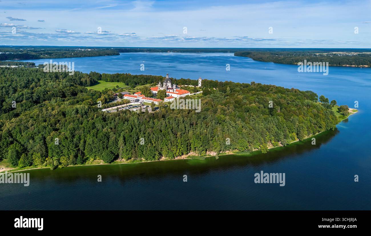 Vue aérienne du monastère de Pažaislis situé sur une péninsule dans le réservoir de Kaunas en Lituanie, un des États baltes Banque D'Images