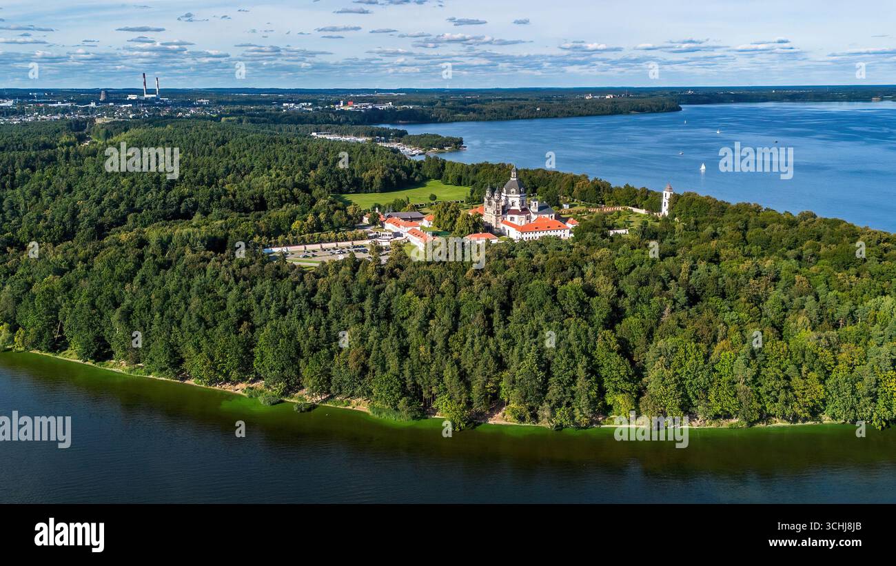 Vue aérienne du monastère de Pažaislis situé sur une péninsule dans le réservoir de Kaunas en Lituanie, un des États baltes Banque D'Images