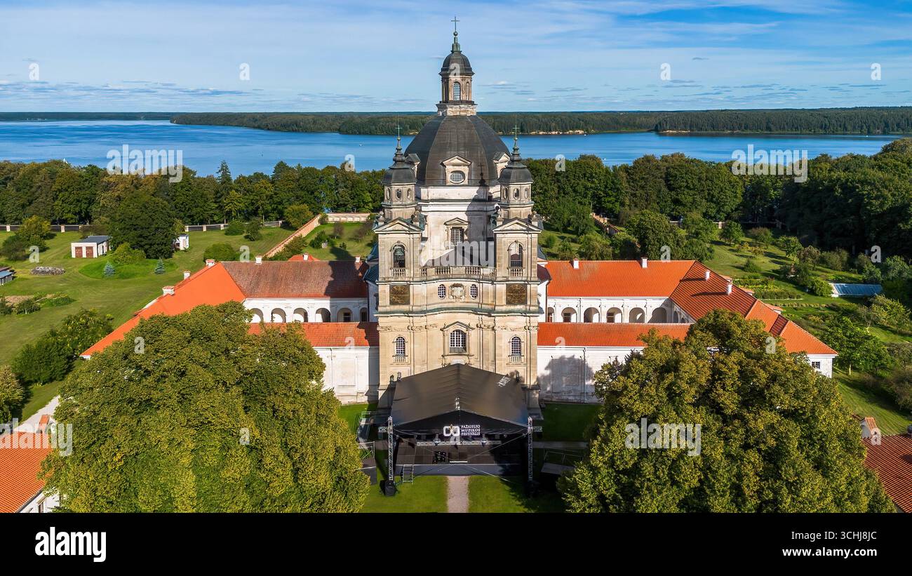 Vue aérienne de l'église de la Visitation dans le monastère de Pažaislis situé sur une péninsule dans le réservoir de Kaunas en Lituanie, l'un de la Baltique Banque D'Images
