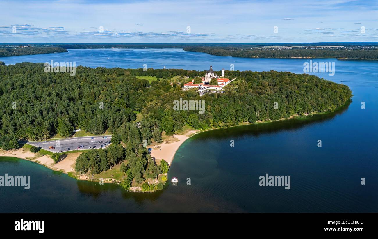 Vue aérienne du monastère de Pažaislis situé sur une péninsule dans le réservoir de Kaunas en Lituanie, un des États baltes Banque D'Images