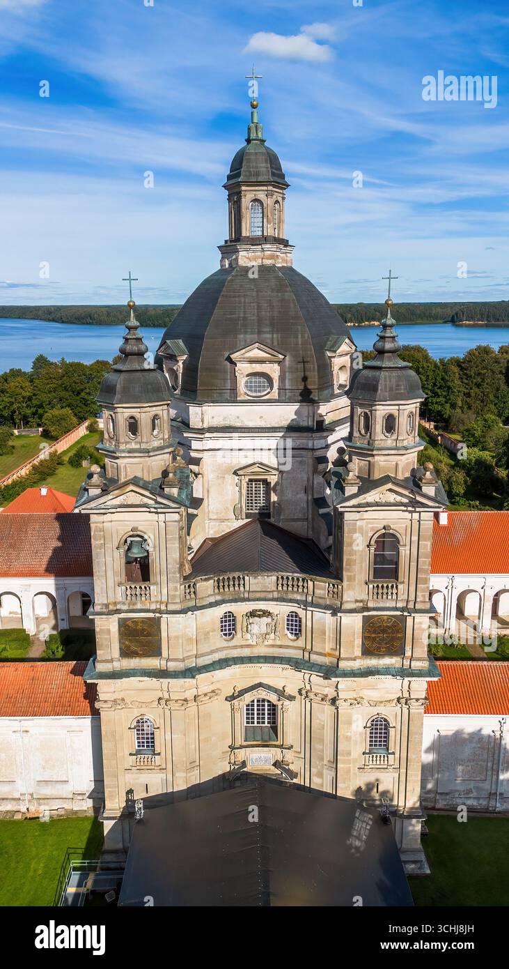 Vue aérienne de l'église de la Visitation dans le monastère de Pažaislis situé sur une péninsule dans le réservoir de Kaunas en Lituanie, l'un de la Baltique Banque D'Images