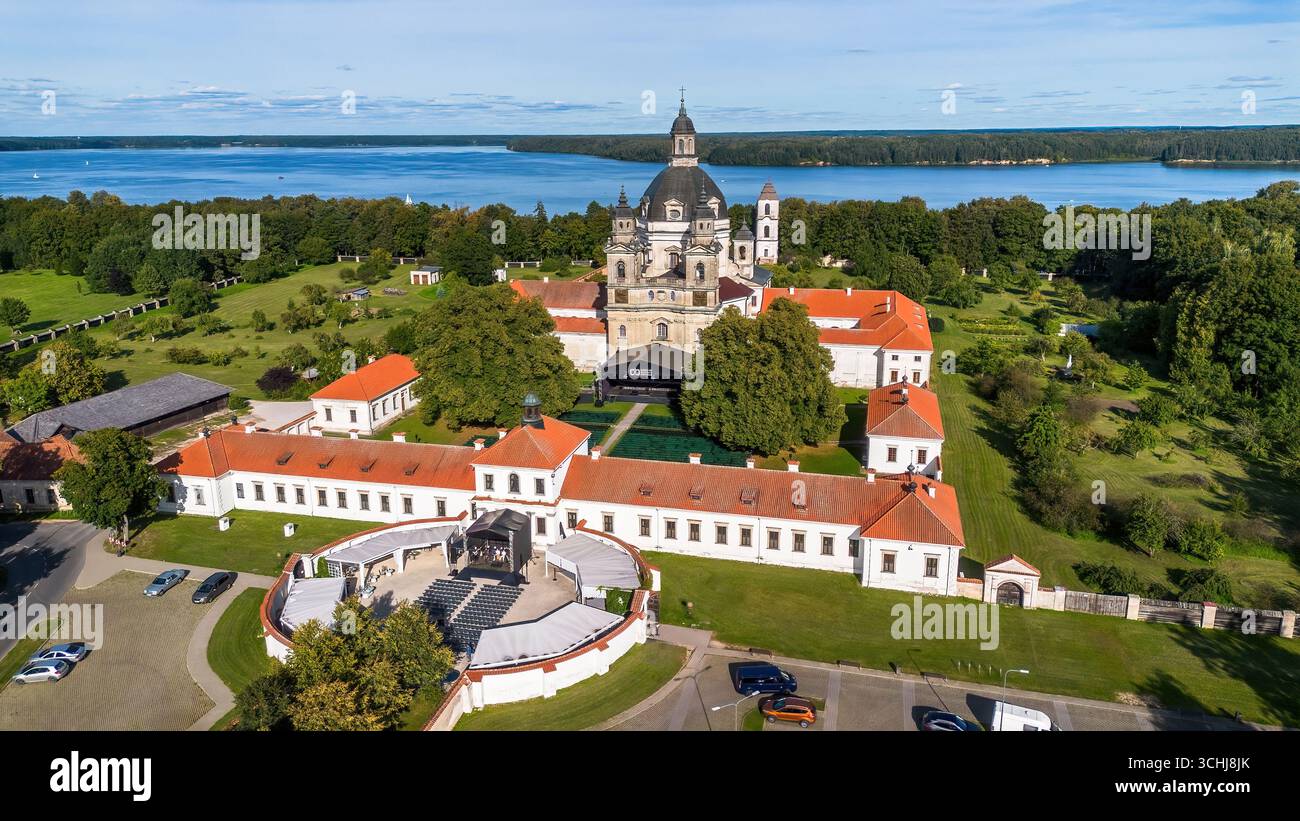 Vue aérienne du monastère de Pažaislis situé sur une péninsule dans le réservoir de Kaunas en Lituanie, un des États baltes Banque D'Images