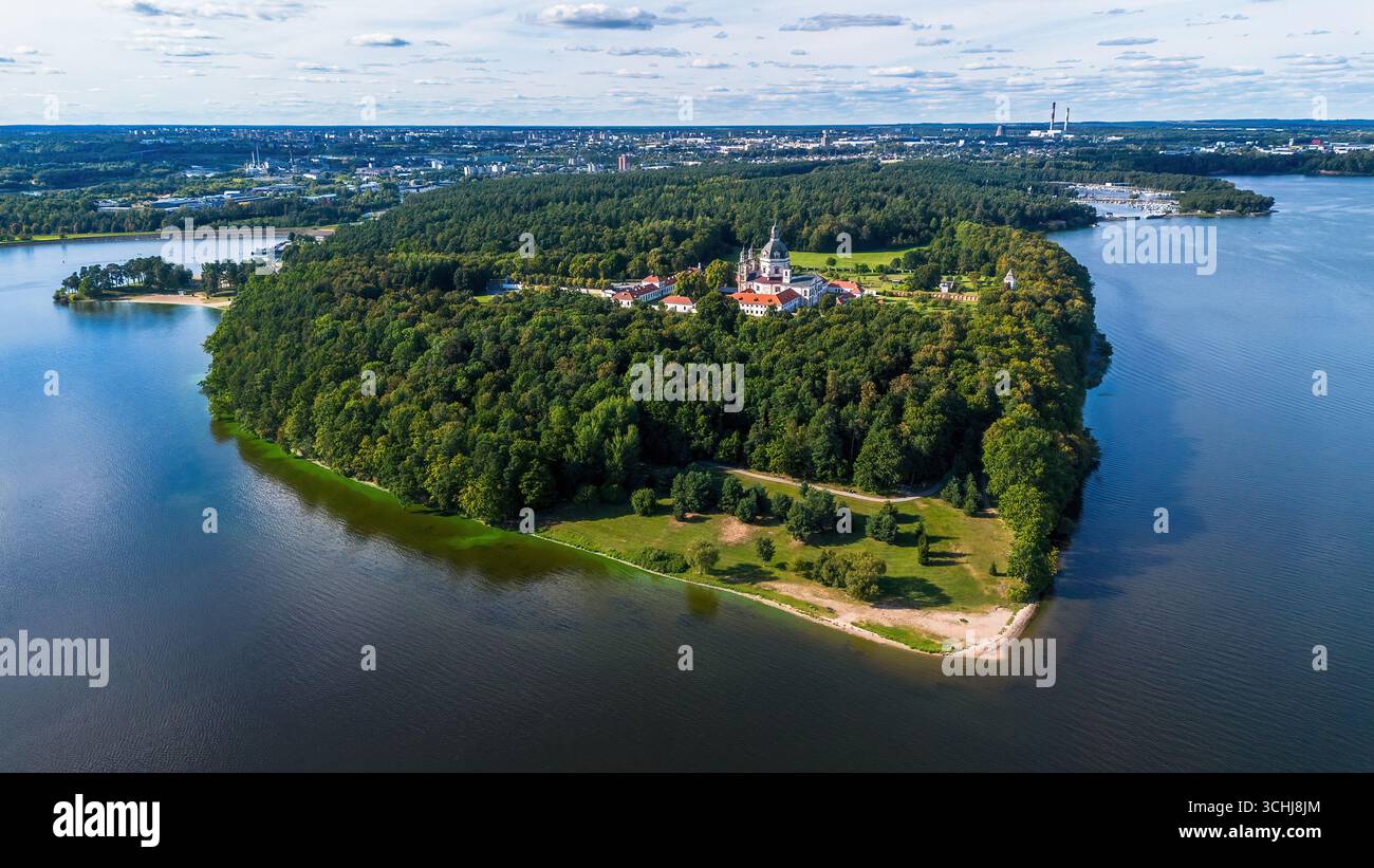 Vue aérienne du monastère de Pažaislis situé sur une péninsule dans le réservoir de Kaunas en Lituanie, un des États baltes Banque D'Images