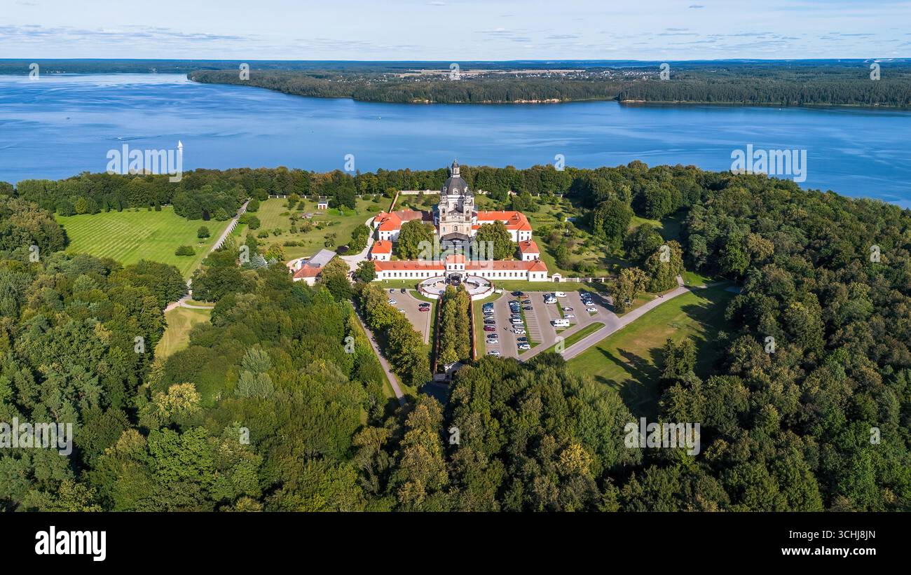 Vue aérienne du monastère de Pažaislis situé sur une péninsule dans le réservoir de Kaunas en Lituanie, un des États baltes Banque D'Images