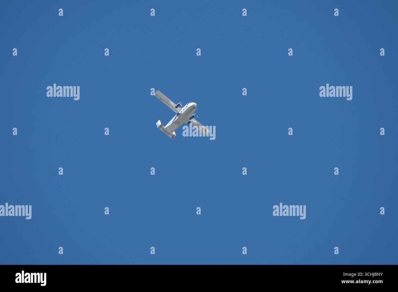 Court SC-7 Skyvan 3-100 dans un ciel bleu clair ascendant pour un parachute d'équipe Banque D'Images