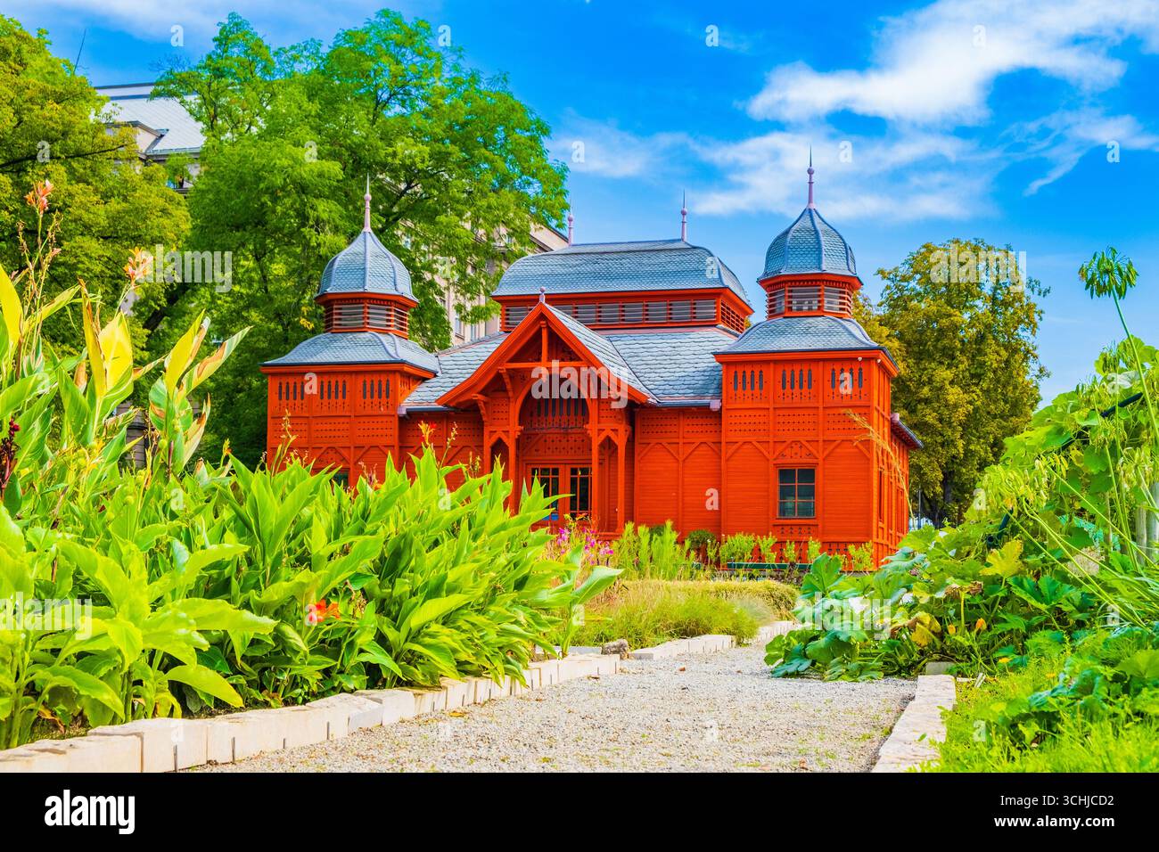 Pavillon public en bois dans le jardin botanique de Zagreb, capitale de la Croatie Banque D'Images
