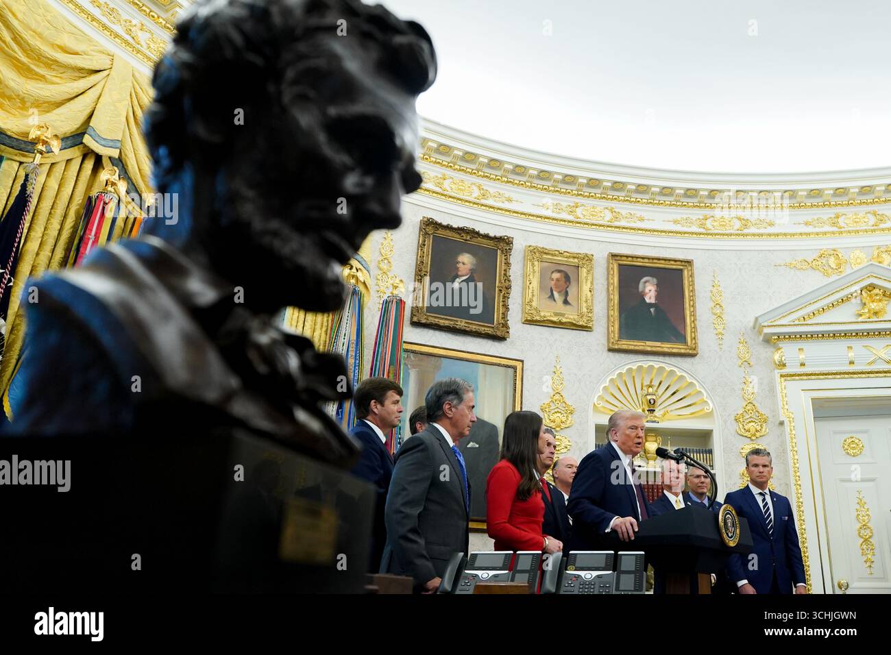 Washington, États-Unis. 02 septembre 2025. Le président Donald Trump prend la parole lors d’une annonce dans le bureau ovale de la Maison Blanche à Washington, DC le mardi 2 septembre 2025. Trump a annoncé qu'il basait le US Space Command à Huntsville, en Alabama, annulant la décision de l'ancien président Joe Biden d'installer le quartier général au Colorado. Photo par Al Drago/UPI crédit : UPI/Alamy Live News Banque D'Images