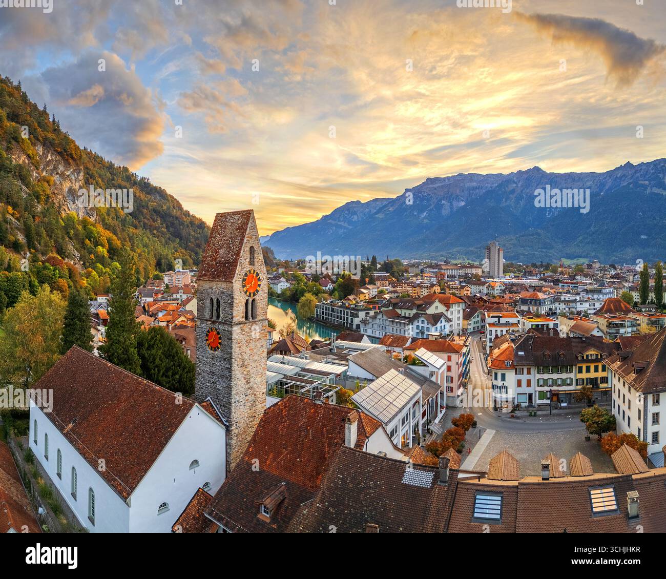 Unterseen, Suisse dans la région d'Interlaken d'en haut à l'aube. Banque D'Images