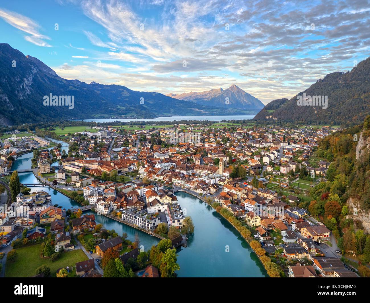 Unterseen, Suisse surplombant la rivière Aar au crépuscule. Banque D'Images