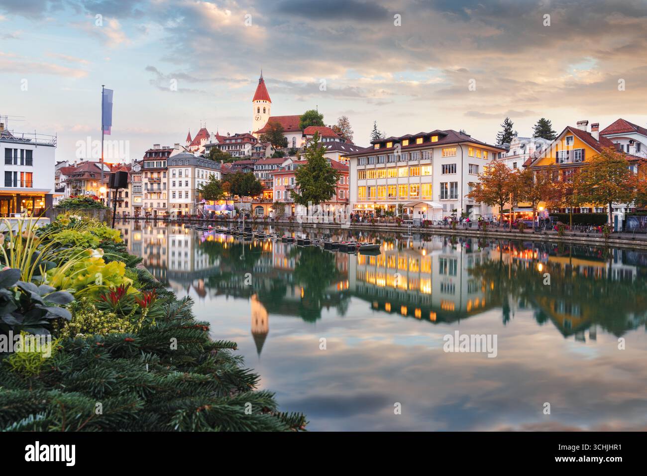 Thoune, Suisse paysage urbain sur la rivière Aar au crépuscule. Banque D'Images