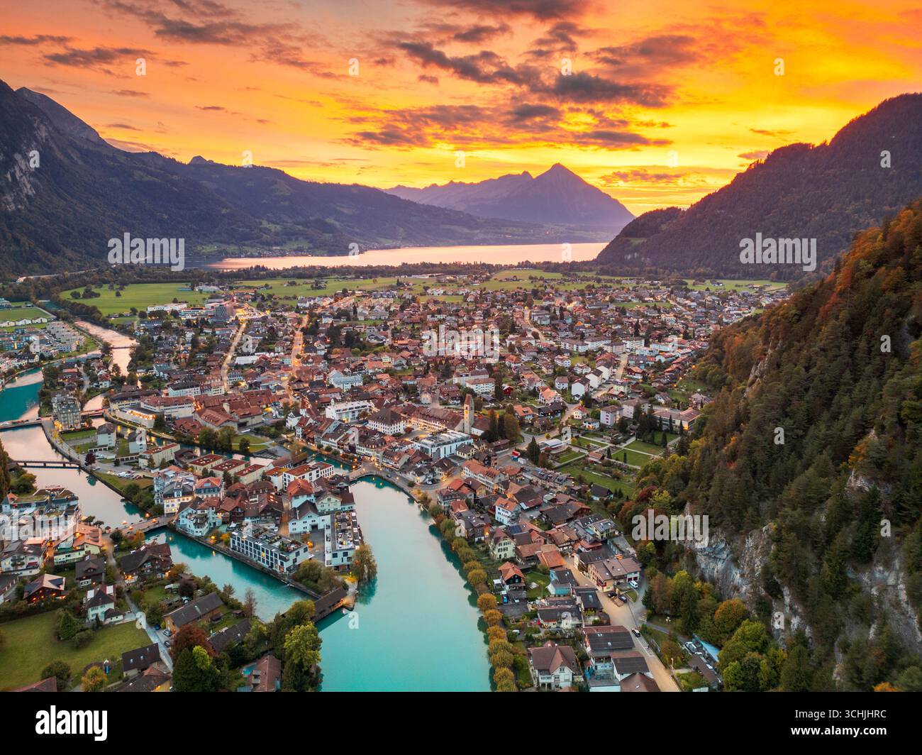 Unterseen, Suisse surplombant la rivière Aar au crépuscule. Banque D'Images