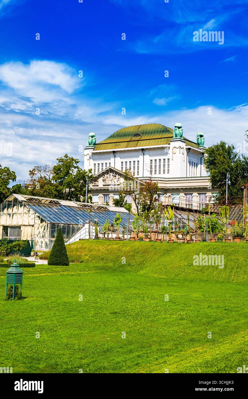 Jardin botanique de Zagreb, Croatie, bâtiment des archives historiques (ancienne bibliothèque nationale) en arrière-plan. Banque D'Images