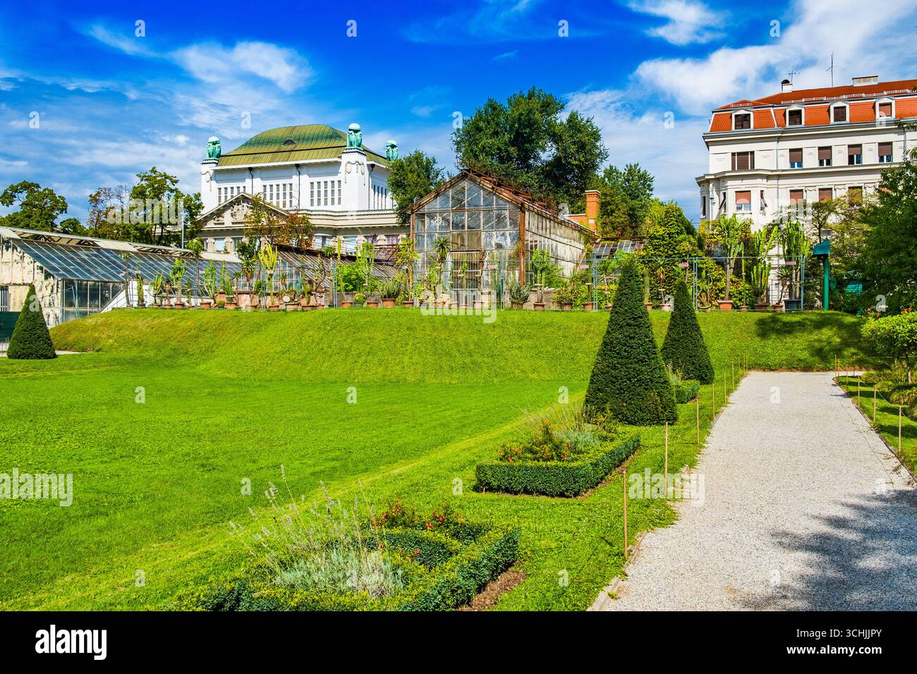 Jardin botanique de Zagreb, Croatie, bâtiment des archives historiques (ancienne bibliothèque nationale) en arrière-plan. Banque D'Images
