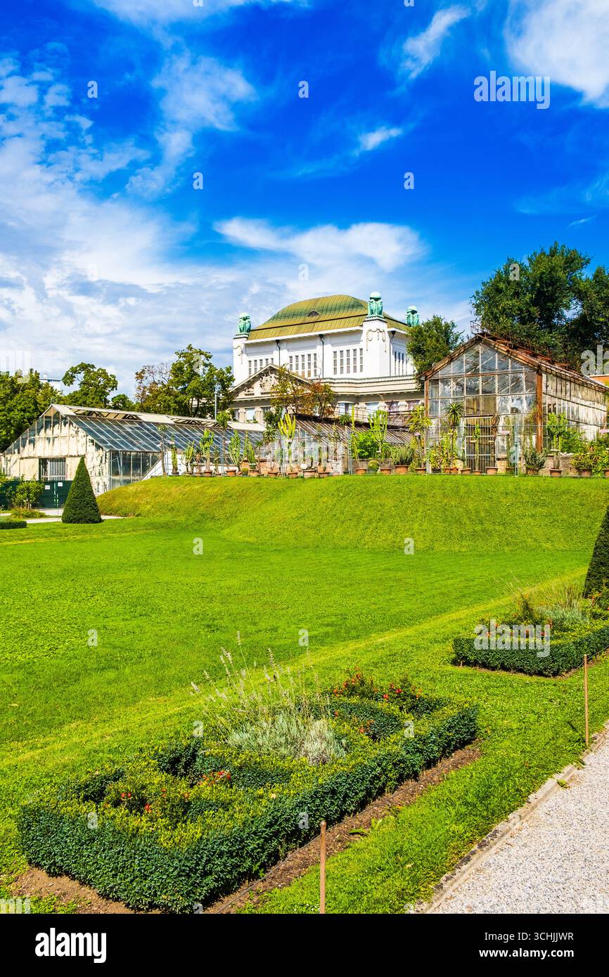 Jardin botanique de Zagreb, Croatie, bâtiment des archives historiques (ancienne bibliothèque nationale) en arrière-plan. Banque D'Images
