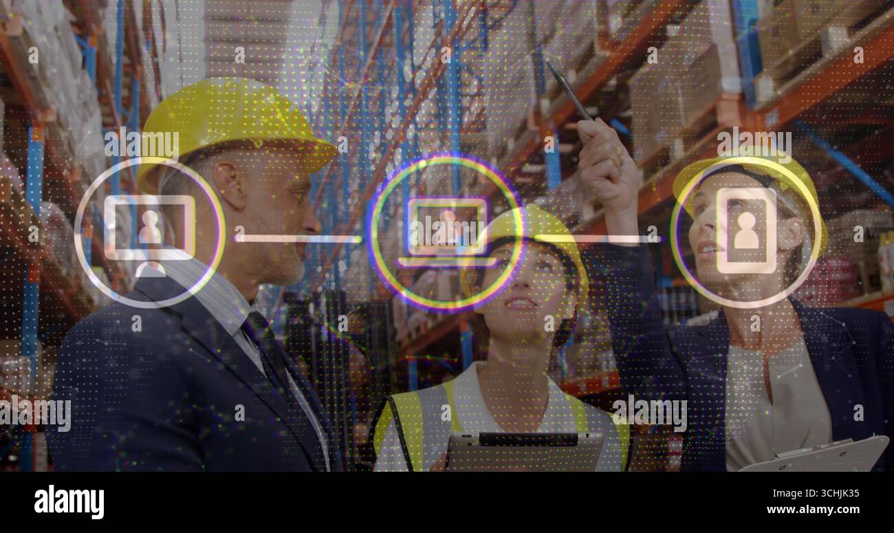 Les gestionnaires portant un gilet de sécurité et un casque de sécurité vérifiant les boîtes dans l'allée de l'entrepôt, avec des icônes numériques Banque D'Images