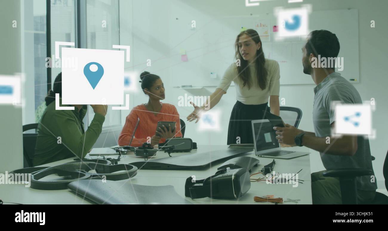 Designer gestuel présentant un prototype en studio de design, avec cadre de drone et casque VR Banque D'Images