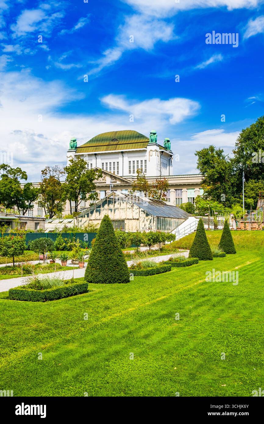 Jardin botanique de Zagreb, Croatie, bâtiment des archives historiques (ancienne bibliothèque nationale) en arrière-plan. Banque D'Images