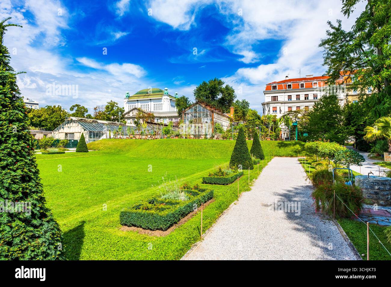 Jardin botanique de Zagreb, Croatie, bâtiment des archives historiques (ancienne bibliothèque nationale) en arrière-plan. Banque D'Images
