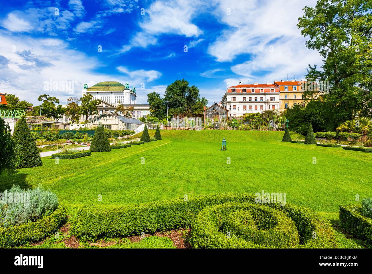 Jardin botanique de Zagreb, Croatie, bâtiment des archives historiques (ancienne bibliothèque nationale) en arrière-plan. Banque D'Images