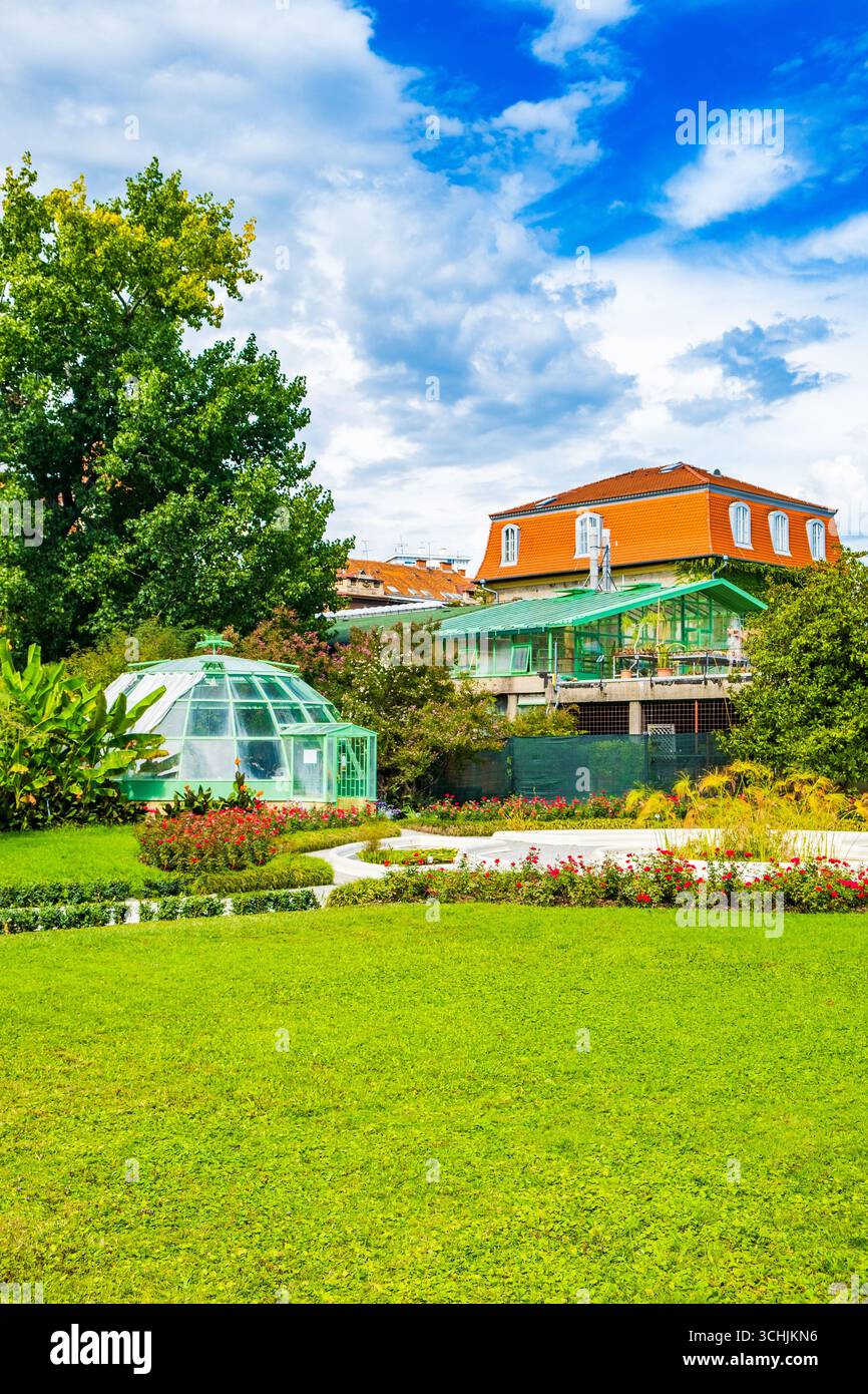Jardin botanique de Zagreb, Croatie, bâtiment des archives historiques (ancienne bibliothèque nationale) en arrière-plan. Banque D'Images