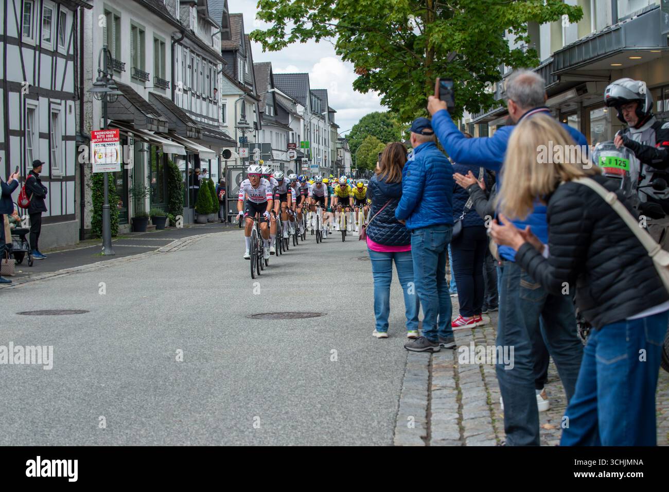 Brilon, Rhénanie du Nord-Westphalie, Allemagne – 23 août 2025 : le Lidl Deutschlandtour, Une course cycliste professionnelle, passe par le centre-ville. En T. Banque D'Images