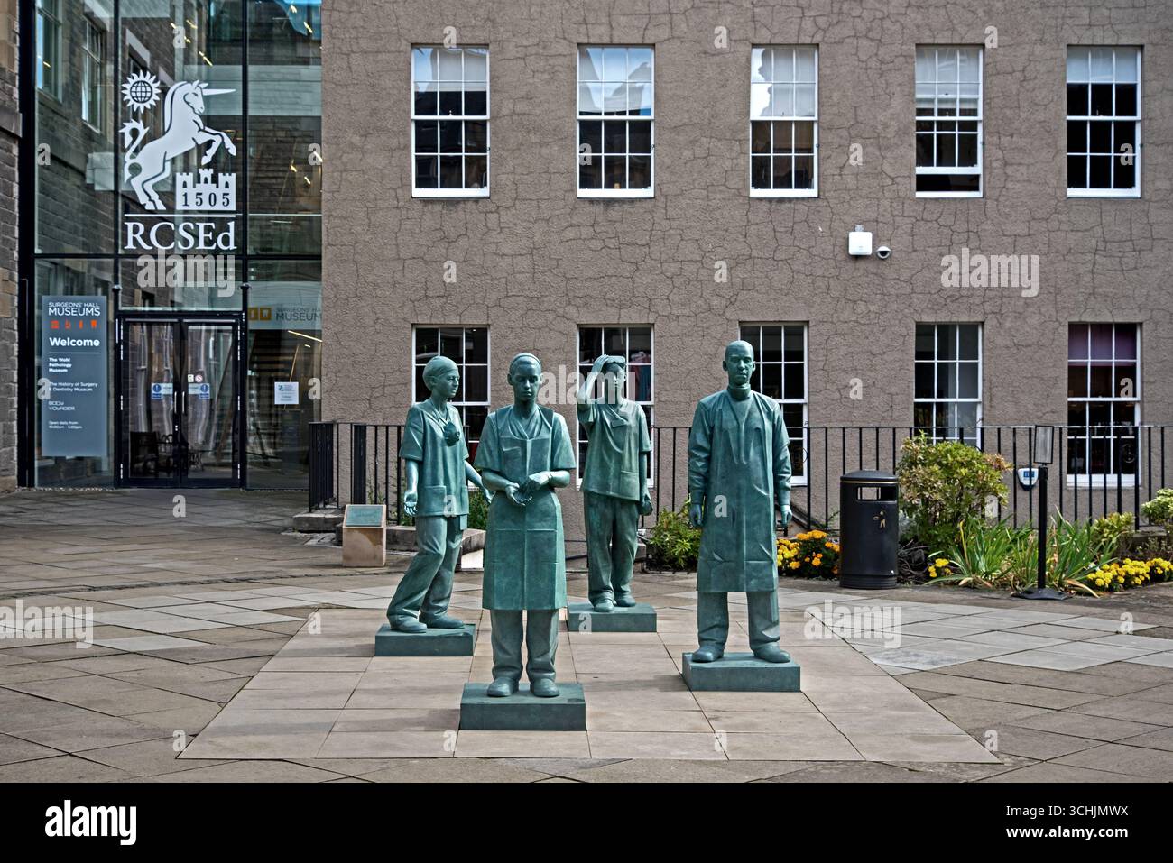Mémorial dédié au personnel du NHS qui a travaillé pendant la pandémie de Covid-19 en dehors du Royal College of Surgeons à Édimbourg, en Écosse, au Royaume-Uni. Banque D'Images