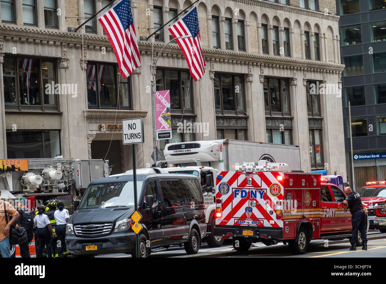 Le suicide d'un homme à la station de métro East 33rd Street a amené un grand nombre de premiers intervenants dans la région, 2025, Manhattan, NYC, USA Banque D'Images