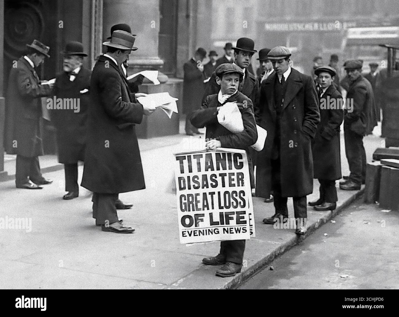 Ned Parfett, Paperboy, devant les bureaux de la White Star Line à Londres, « Titanic Disaster, Great Loss of Life » – 16 avril 1912 Banque D'Images