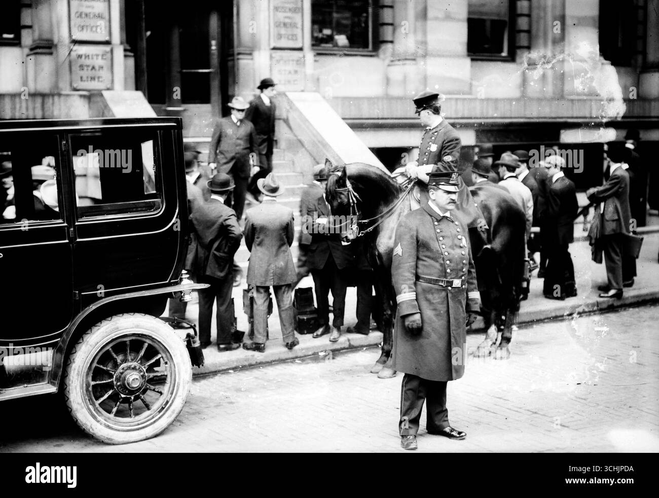 Policiers au bureau de White Star après la catastrophe du Titanic, avril 1912 Banque D'Images