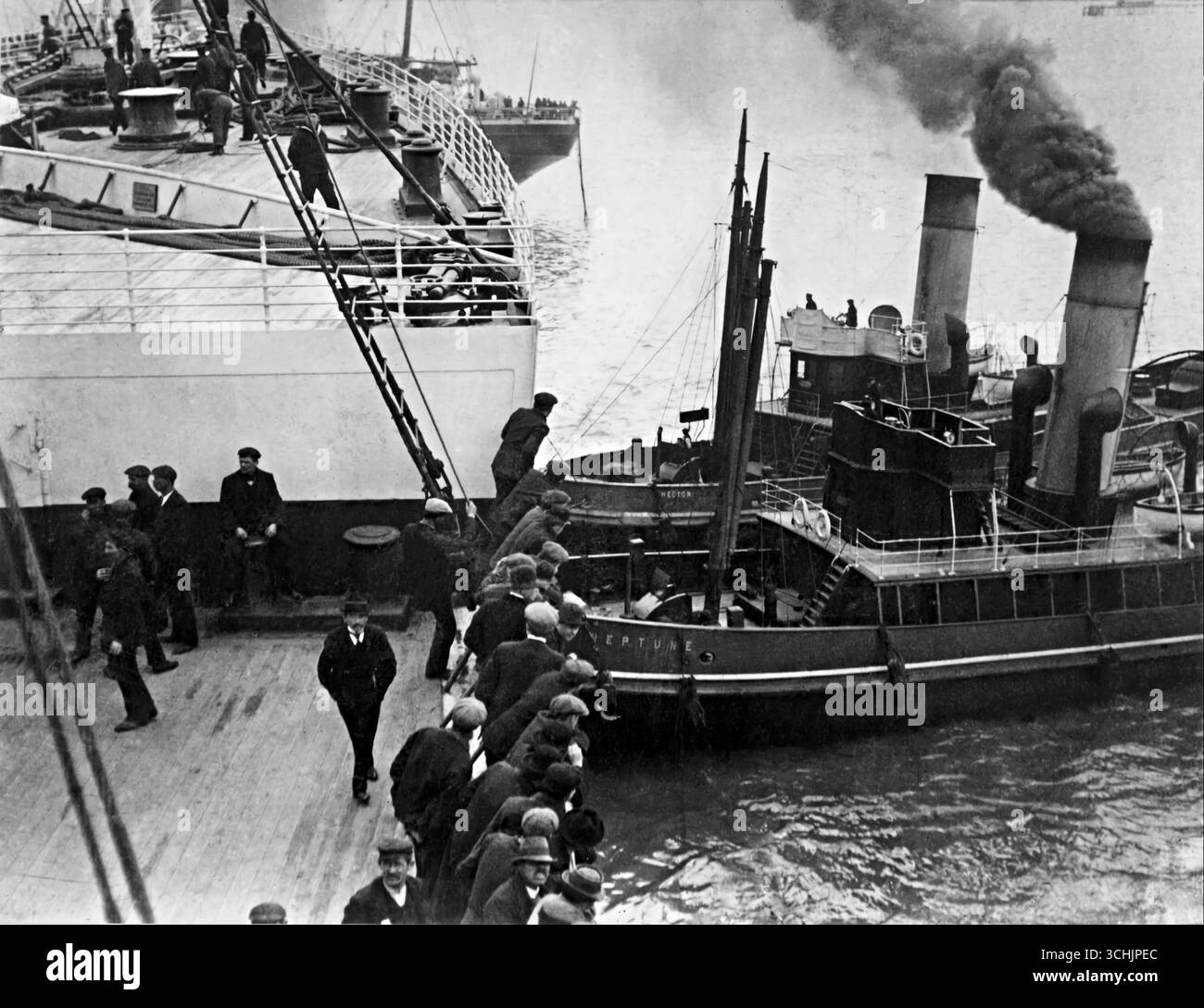 La proue du Titanic est prise du côté tribord. Assistance en bateau-remorqueur. Photo de Francis Brown 1912. Banque D'Images