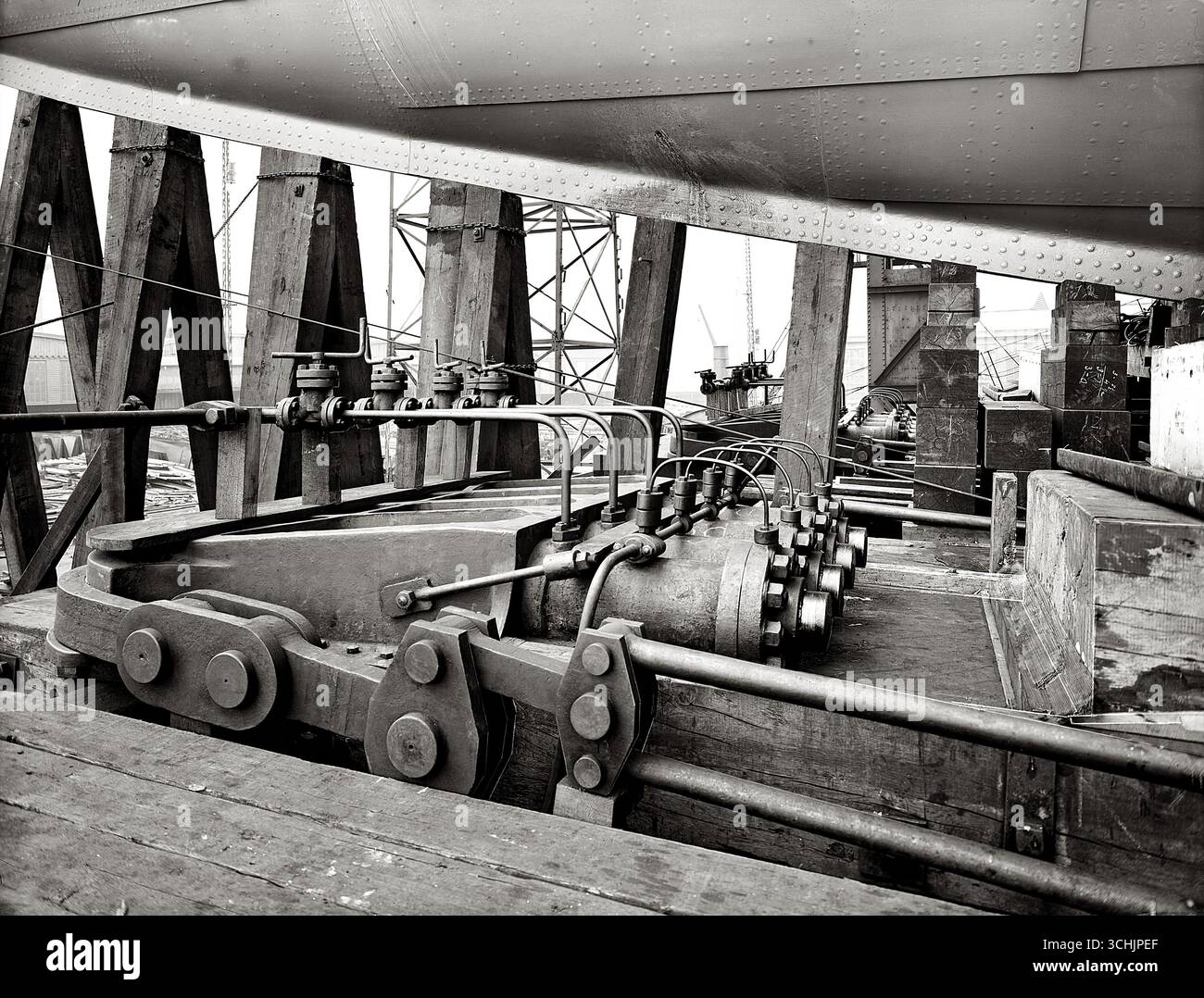 Vue des béliers de lancement hydrauliques du Titanic, vus de la proue bâbord du navire, 1911. Banque D'Images