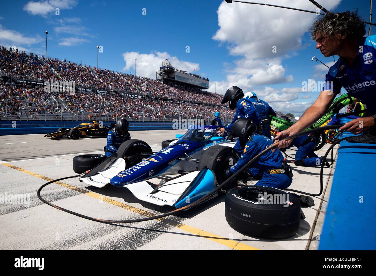 L'équipage d'AJ Foyt Racing effectue un arrêt au stand lors du Snap-on Milwaukee Mile 250 au Milwaukee Mile de WEST ALLIS WI. Banque D'Images