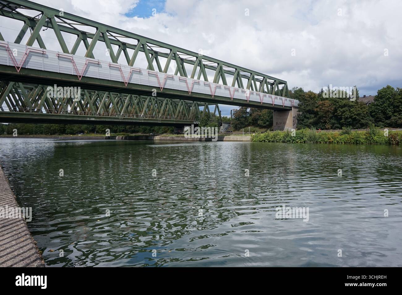 pont ferroviaire sur le canal Banque D'Images
