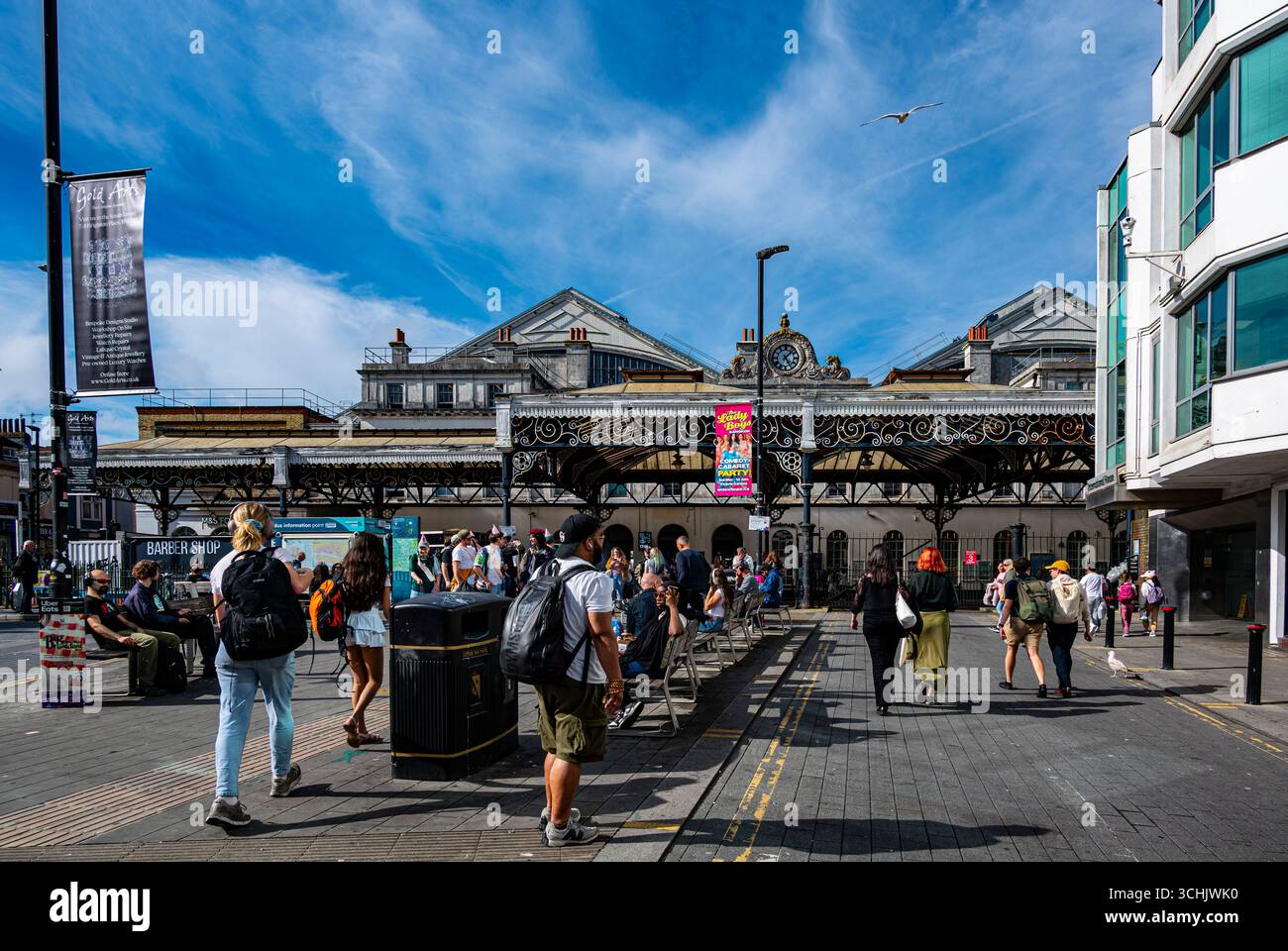 Devant la gare de Brighton dans une journée chargée avec une mouette volant bas à la recherche de nourriture Banque D'Images