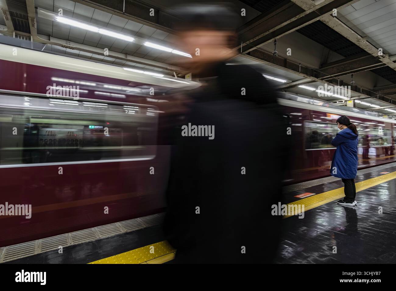 Un homme de passage à Osaka-Umeda Station à Osaka Banque D'Images