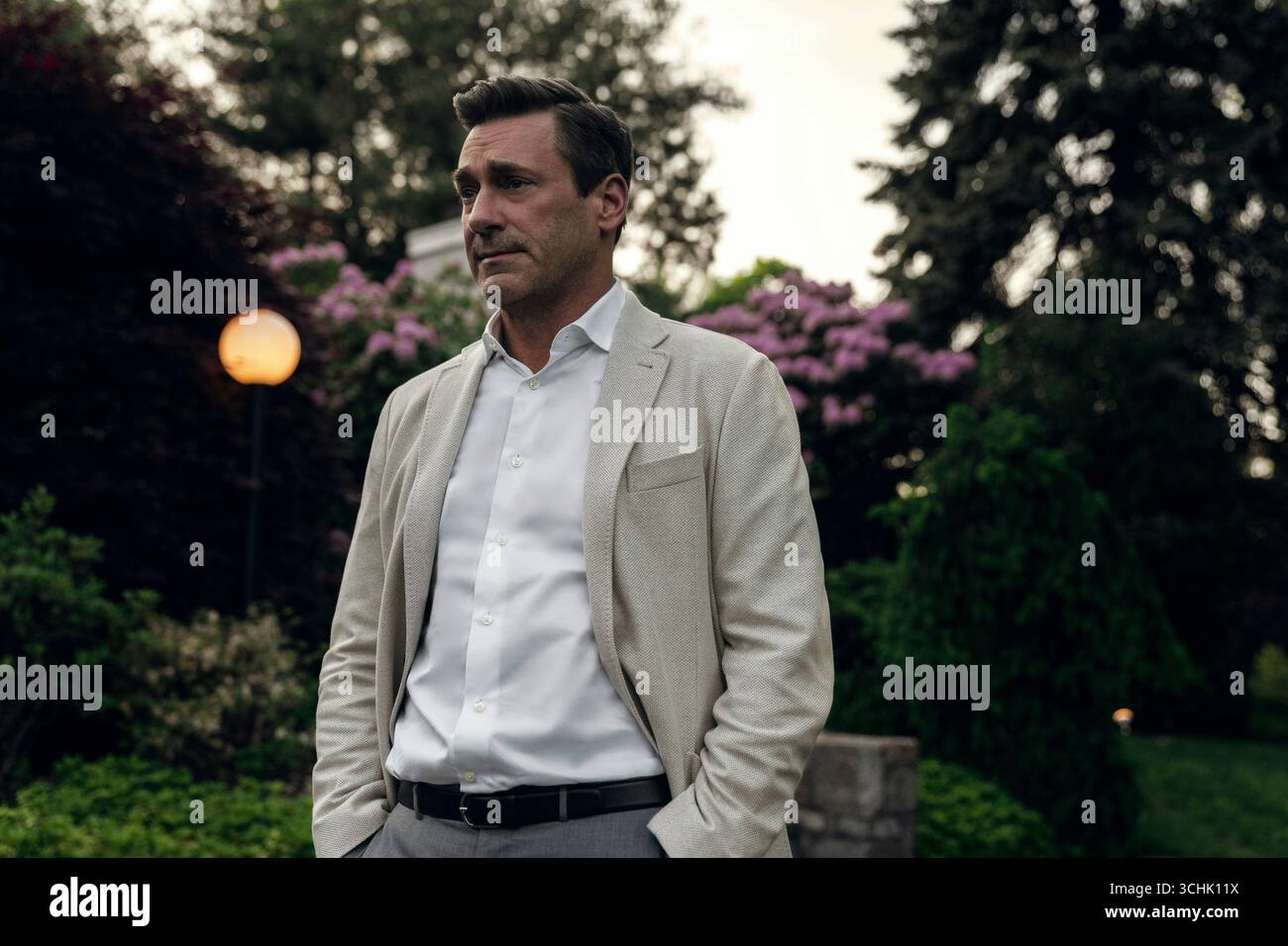 Your Friends & Neighbors (2025-) série télévisée créée par Jonathan Tropper et mettant en vedette Jon Hamm dans le rôle d'Andrew Cooper, un gestionnaire de fonds spéculatifs qui, après avoir perdu son emploi, se tourne vers le cambriolage ciblant les voisins riches pour maintenir le style de vie de sa famille. Publicité toujours de la saison 1 À USAGE ÉDITORIAL SEULEMENT. Crédit : BFA / Apple TV+ Banque D'Images