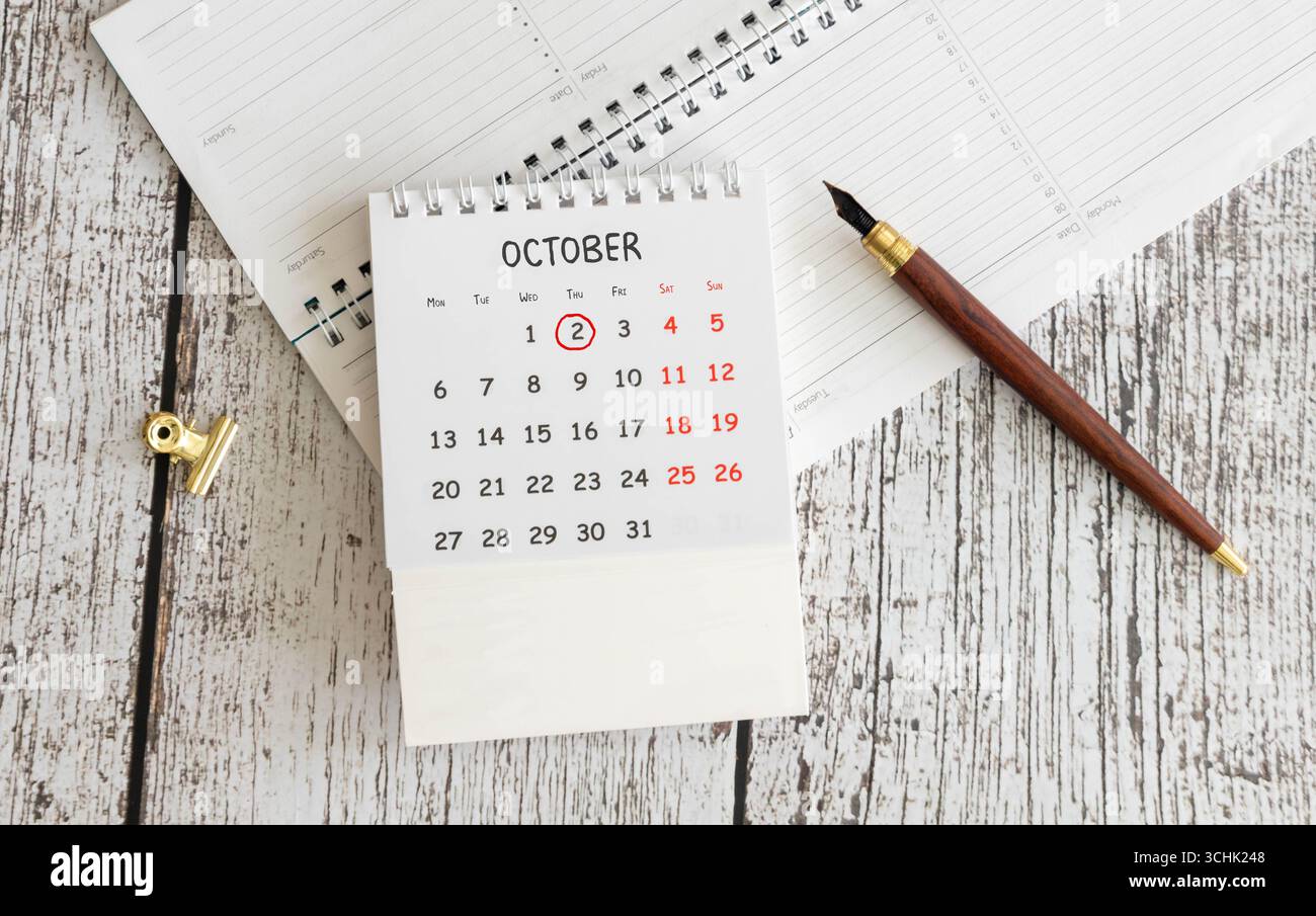 Le 02 octobre est commémoré comme Journée internationale de la non-violence avec un calendrier en bois sur fond Banque D'Images