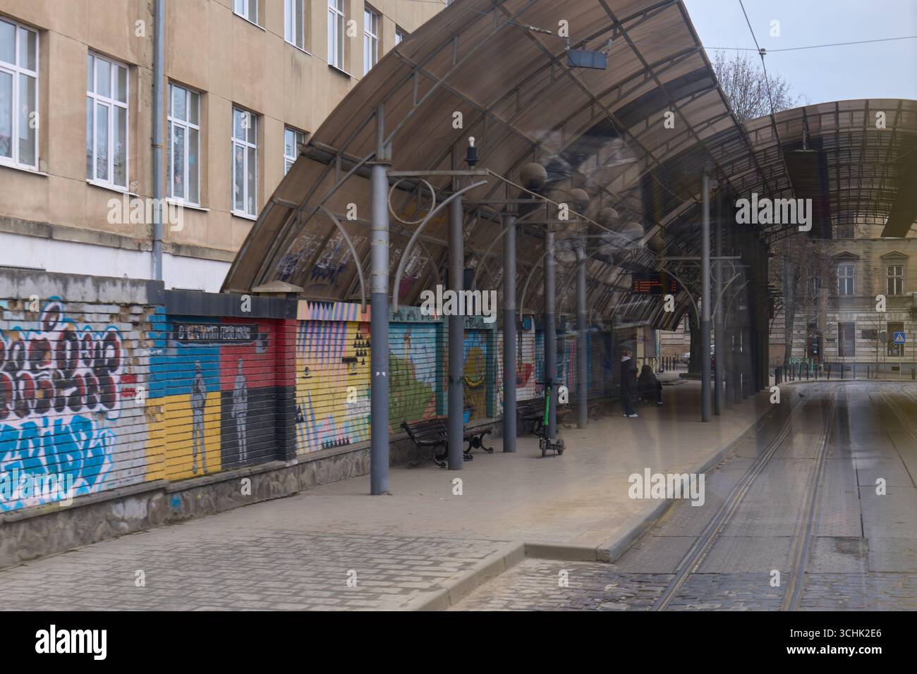 Lviv, Ukraine – 23.03.2026 – Tram arrivant à la station Holovna Poshta Banque D'Images